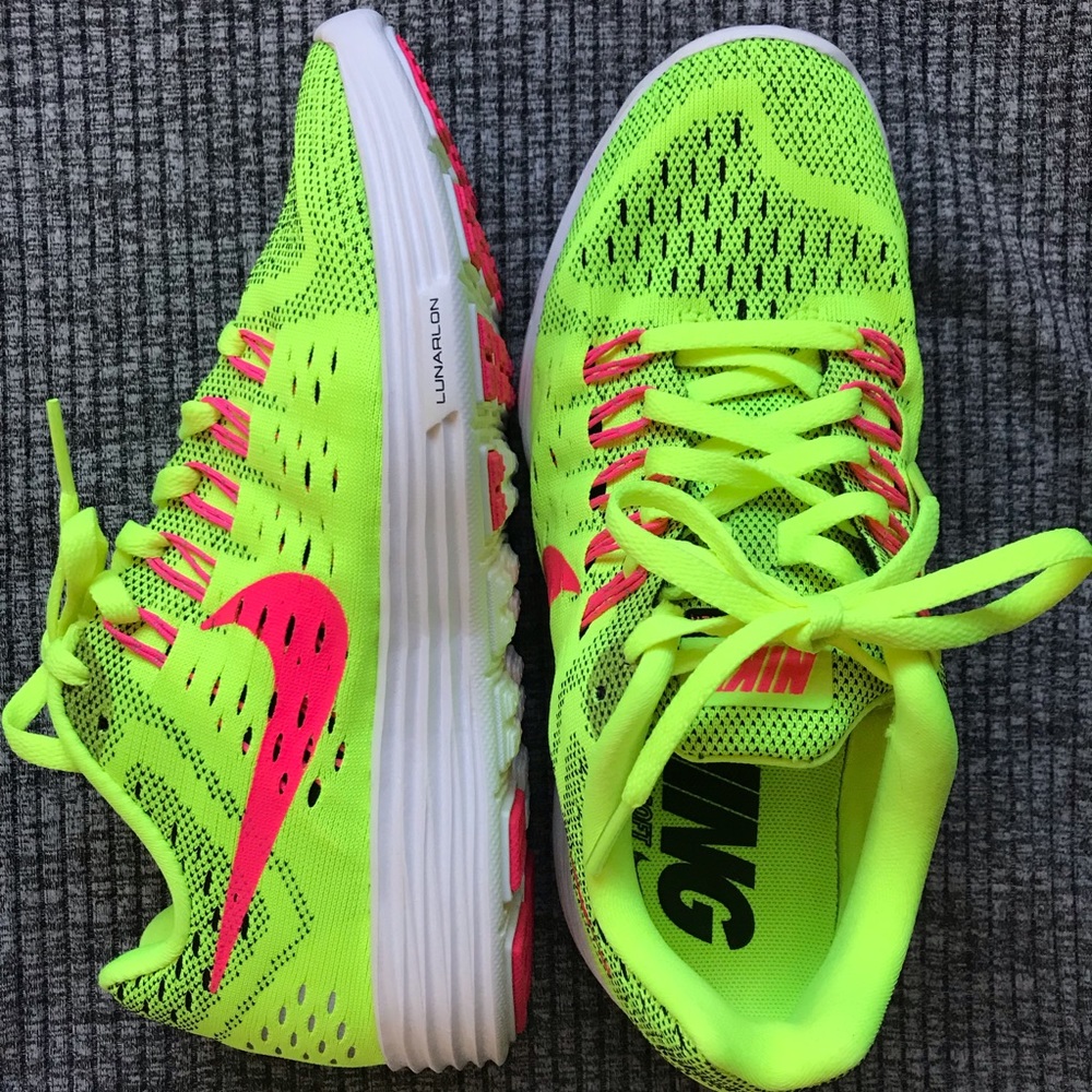 🏅Neon Nike Sneakers 🏅